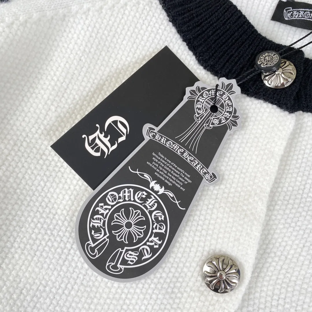 P280 ChromeHearts popular Chrome Hearts CH Sanskrit horseshoe cross embroidery button cardigan jacket raglan sleeve sweater, contrasting color splicing raglan round neck knitted sweater, unique knitting texture, soft and skin-friendly, classic pattern embroidery on the front and back. Retro chic. The contrasting color raglan sleeve design and the thick stitching craftsmanship at the joints make it look great when worn alone or layered! The fit is loose and slimming! Fashionable patchwork colored sweater, colorfully intertwined, with clear layers, warm and slimming. Whether worn alone or layered, you can easily control various styles and show your personal charm. The raglan sleeves are shoulder-width in contrasting colors and have ultra-detailed embroidery on the front and back, giving it a casual street feel. It looks great when worn alone! The sleeves are designed with contrasting colors and seams, and the round neck style reveals the neck and flatters the face shape! Wool blend knitted fabric, soft, comfortable and warm to the touch. Contrasting color design➕Loose fit, not flattering on your body shape and slimming, not to mention how easy it is to wear! Basic, versatile and fashionable classic! Black and white are versatile! Black and gray high-end! Couples get involved!  Color: black and white/black gray Size: S~M~L
